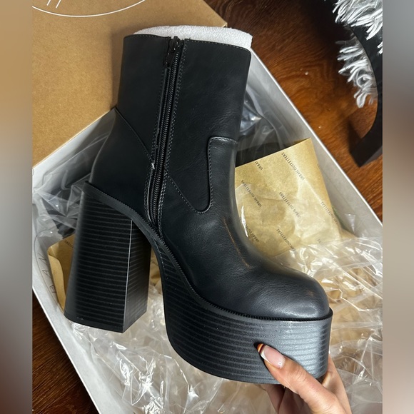 Urban Outfitters Platform Chunky black boot women’s sz 8 - Picture 2 of 5